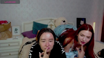 Tetiana (Cuteariel7) and Veronika (_niksssis_) streaming together