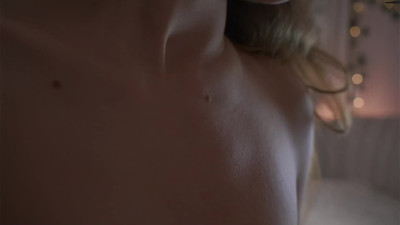 Little_Poetry Chaturbate 11-05-2025 gently caresses herself between her legs in front of the camera
